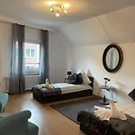 Riverside Attic Apartment Near The Chocolate Museum