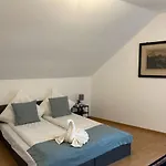 Riverside Attic Apartment Near The Chocolate Museum