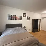 Deluxe Studio-Daisy