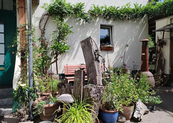 Gartenzimmer Mit Strassenbahn Zu Dom Und Messe