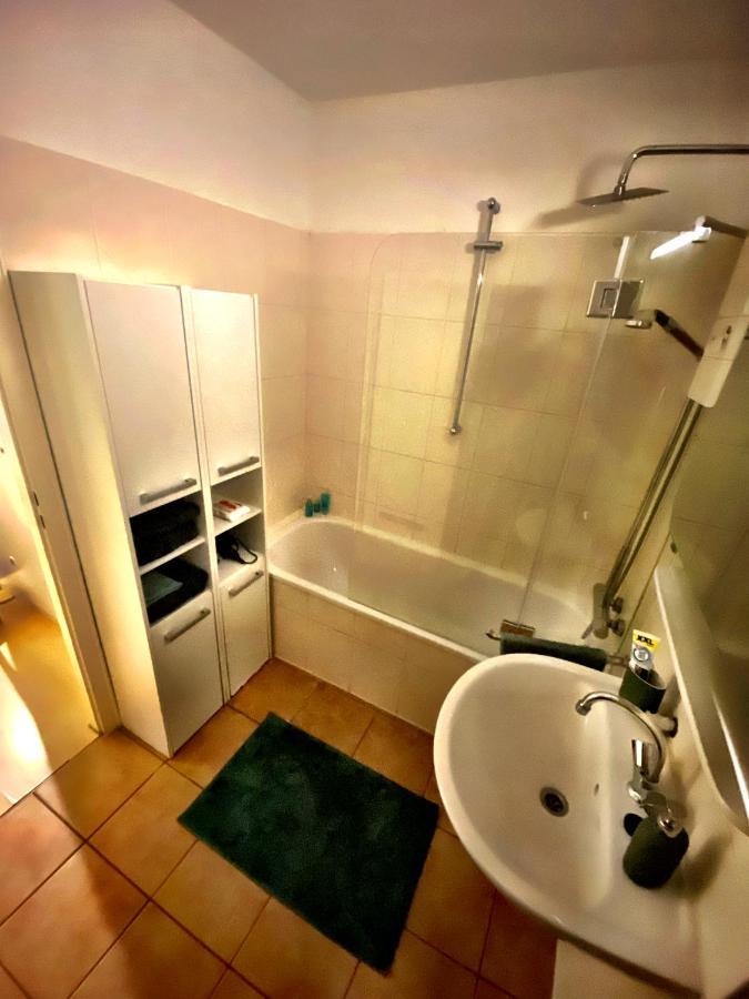 2 Zimmer Apartment Mit Blick Auf Den Koelner Dom Apartment Cologne