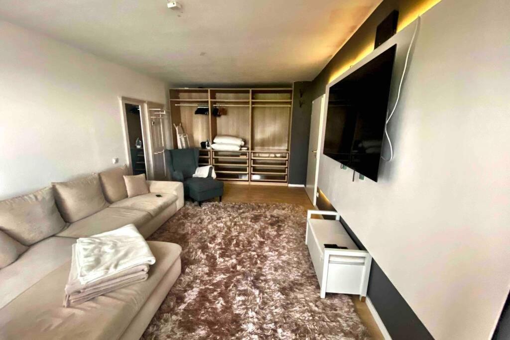 2 Zimmer Apartment Mit Blick Auf Den Koelner Dom * Cologne