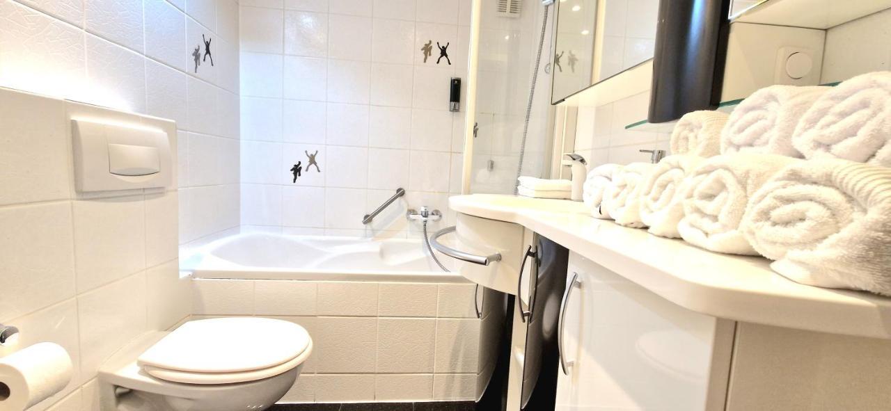 In Dellbrück Frisch Renoviert, 300 Meter Bis Zur Strassenbahn, Ruhige Lage Apartment