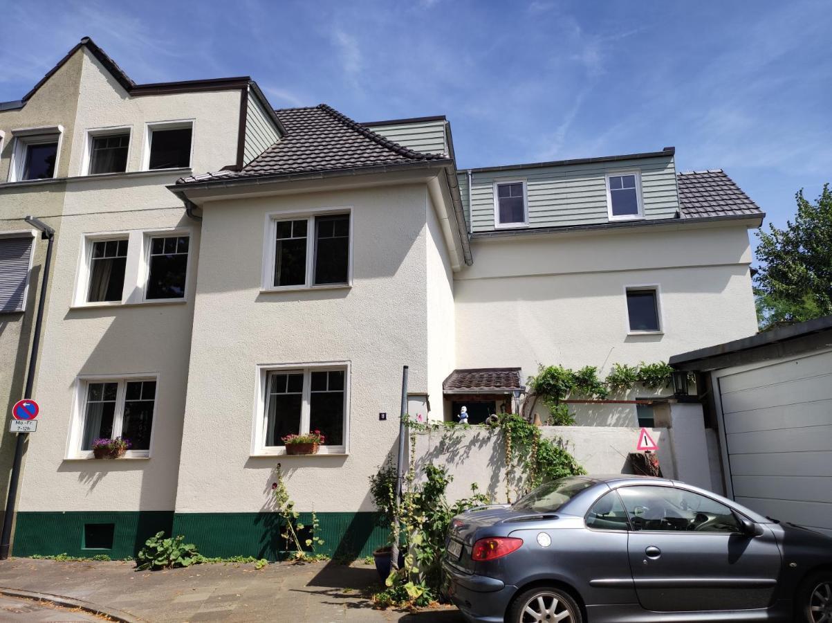 Gartenzimmer Mit Strassenbahn Zu Dom Und Messe
