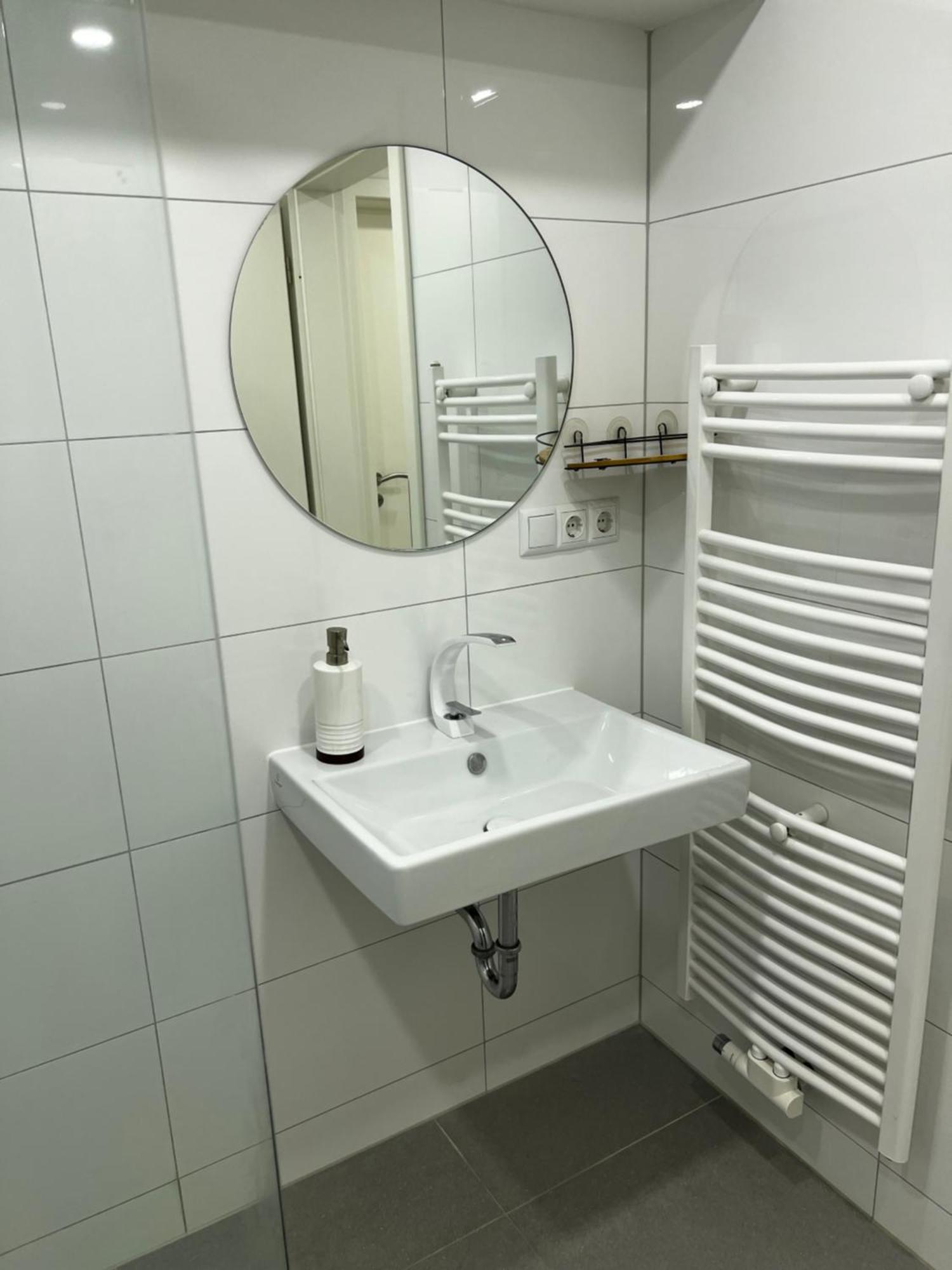 Apartamento Geraeumige Auch Familienfreundlich Bis 4 Personen Koeln