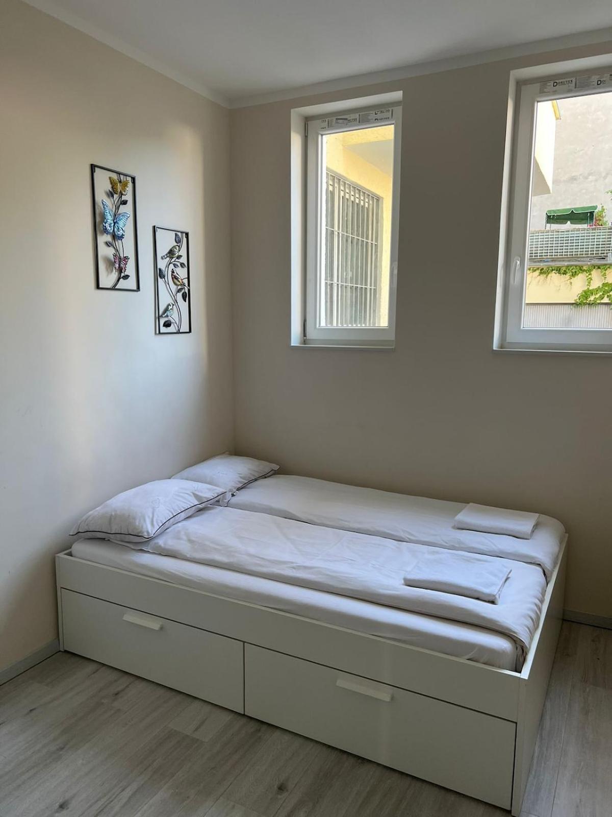 Modern Flat For 3 Guests Near And Transport Apartment *