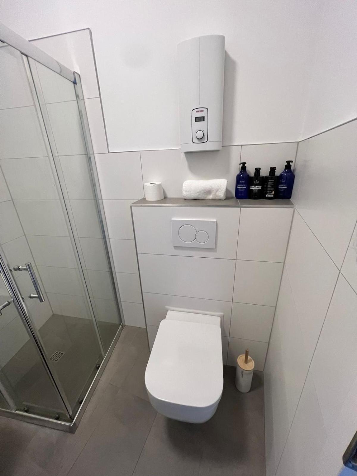 Apartment Modern Flat For 3 Guests Near And Transport *