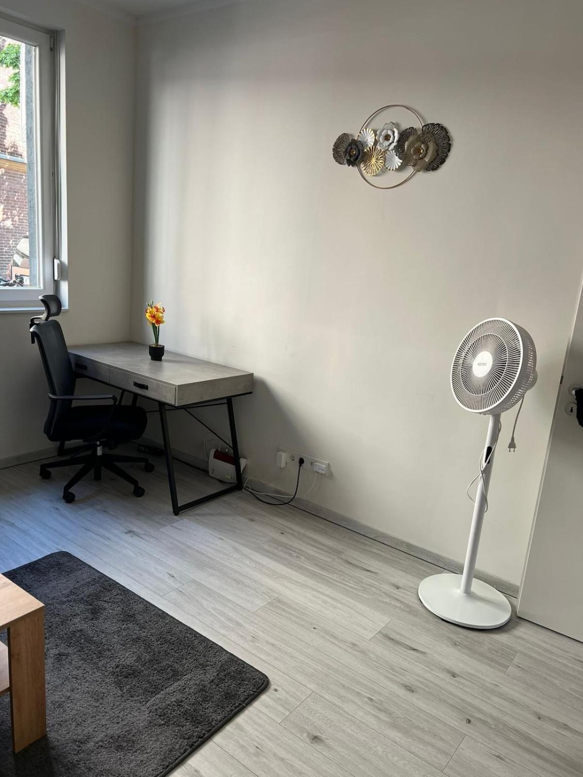 Modern Flat For 3 Guests Near And Transport Apartment Köln