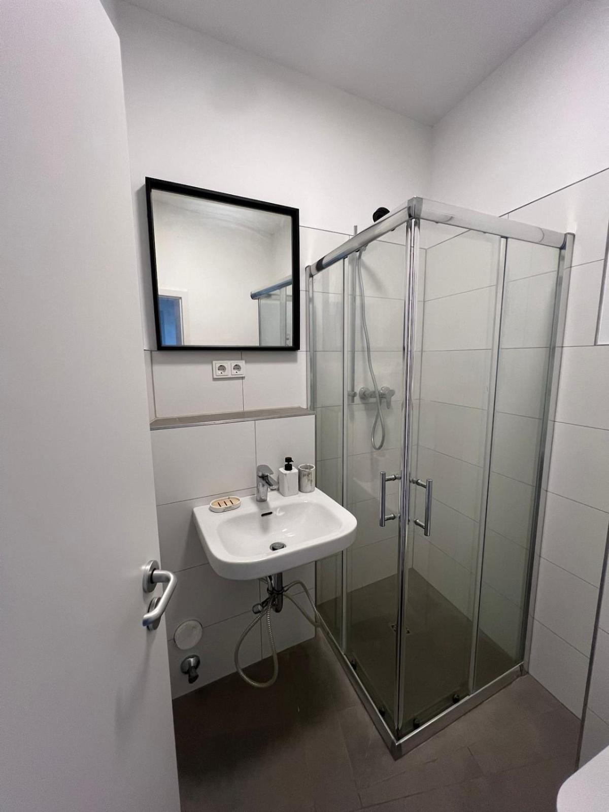 Modern Flat For 3 Guests Near And Transport * Köln