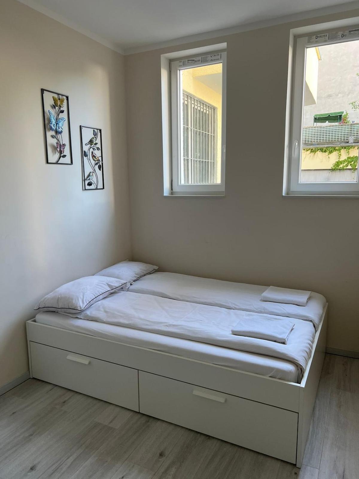 Modern Flat For 3 Guests Near And Transport Apartment
