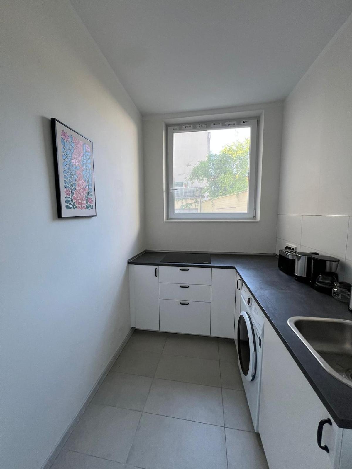 Modern Flat For 3 Guests Near And Transport * Köln