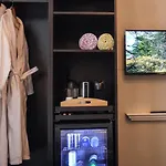 Comfort And Style In City Center With Ensuite Bathroom On Schaafenstrasse