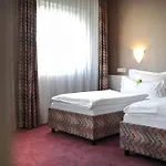 Airport Hotel By The New Yorker