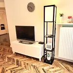 Apartment In Dellbrueck Frisch Renoviert, 300 Meter Bis Zur Strassenbahn, Ruhige Lage