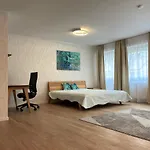 Sehr Zentral, Geraeumiges, Helles Studio-Apartment