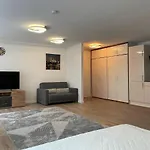 Sehr Zentral, Geraeumiges, Helles Studio-Apartment