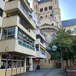 Sehr Zentral, Geraeumiges, Helles Studio-Apartment