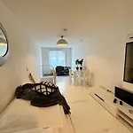Top Lage I Schokoladenmusem I Einfaches Souterrain Apartment