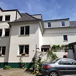 Gartenzimmer Mit Strassenbahn Zu Dom Und Messe