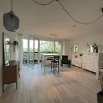 Cozy Room With Great Shopping And Public Transportation