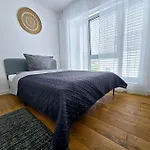 Elegantes Riverside Apartment