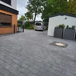 Tinyhouse/Chalet In Koeln City Vollmoebliert/Klima