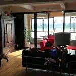 Grosszuegiges Zimmer Mit Badezimmer In Rheinwohnung