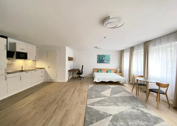 Sehr Zentral, Geraeumiges, Helles Studio-Apartment