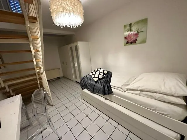 Top Lage I Schokoladenmusem I Einfaches Souterrain Apartment
