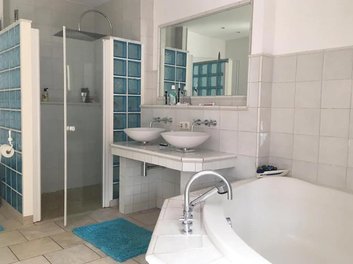 Bed & Breakfast Schoenste Lage Am Rhein In Unmittelbarer Stadtnaehe, Cologne