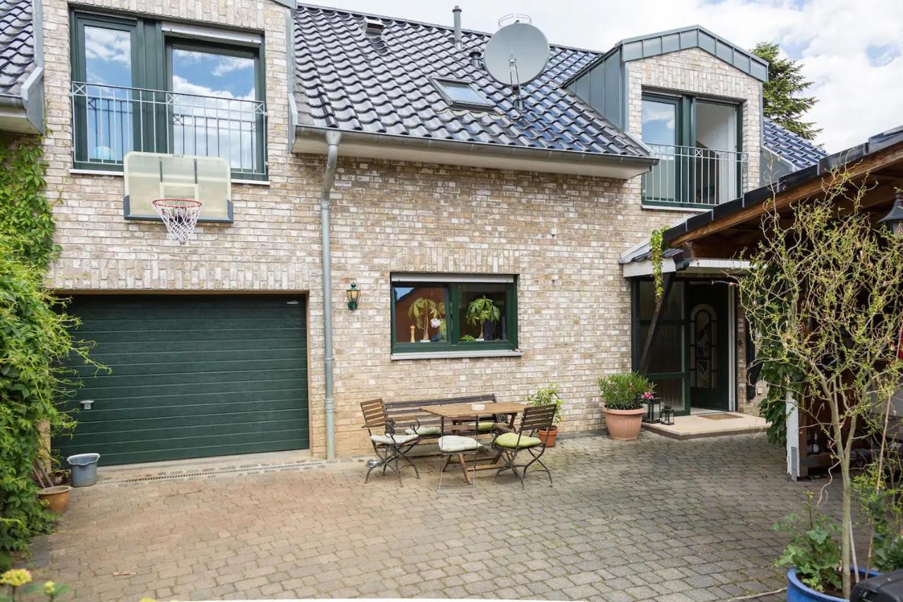 Bed & Breakfast Schoenste Lage Am Rhein In Unmittelbarer Stadtnaehe, Cologne