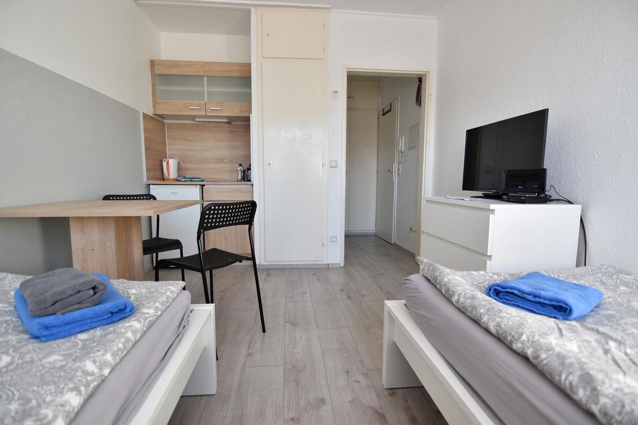 Easy Work And Apartment *