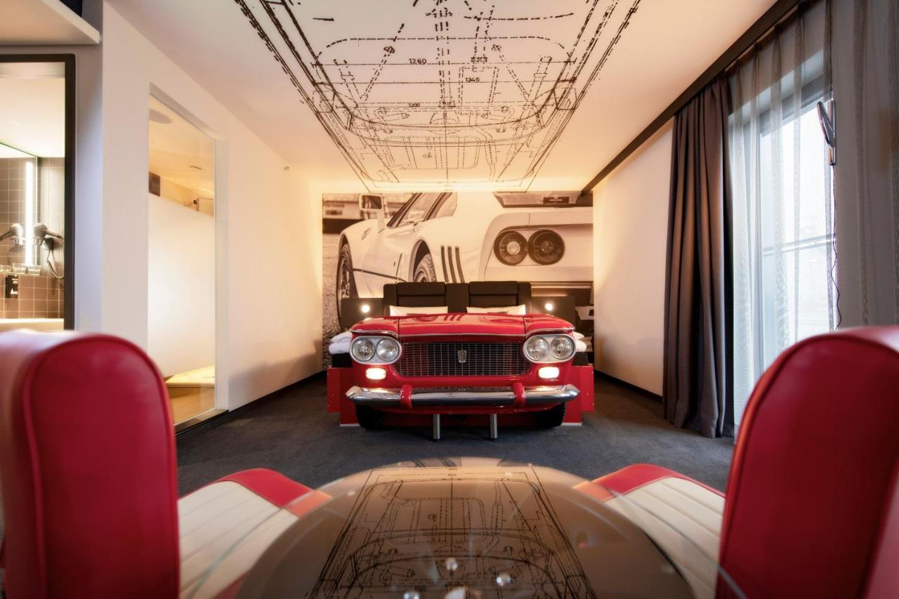 V8 At Motorworld Hotel
