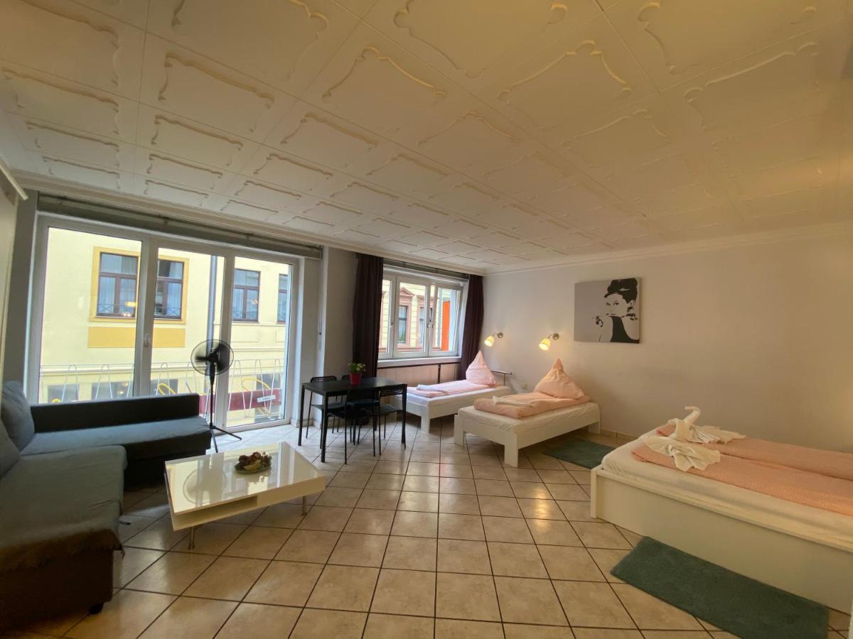 Shared Apartment, Friesenplatz Apartment