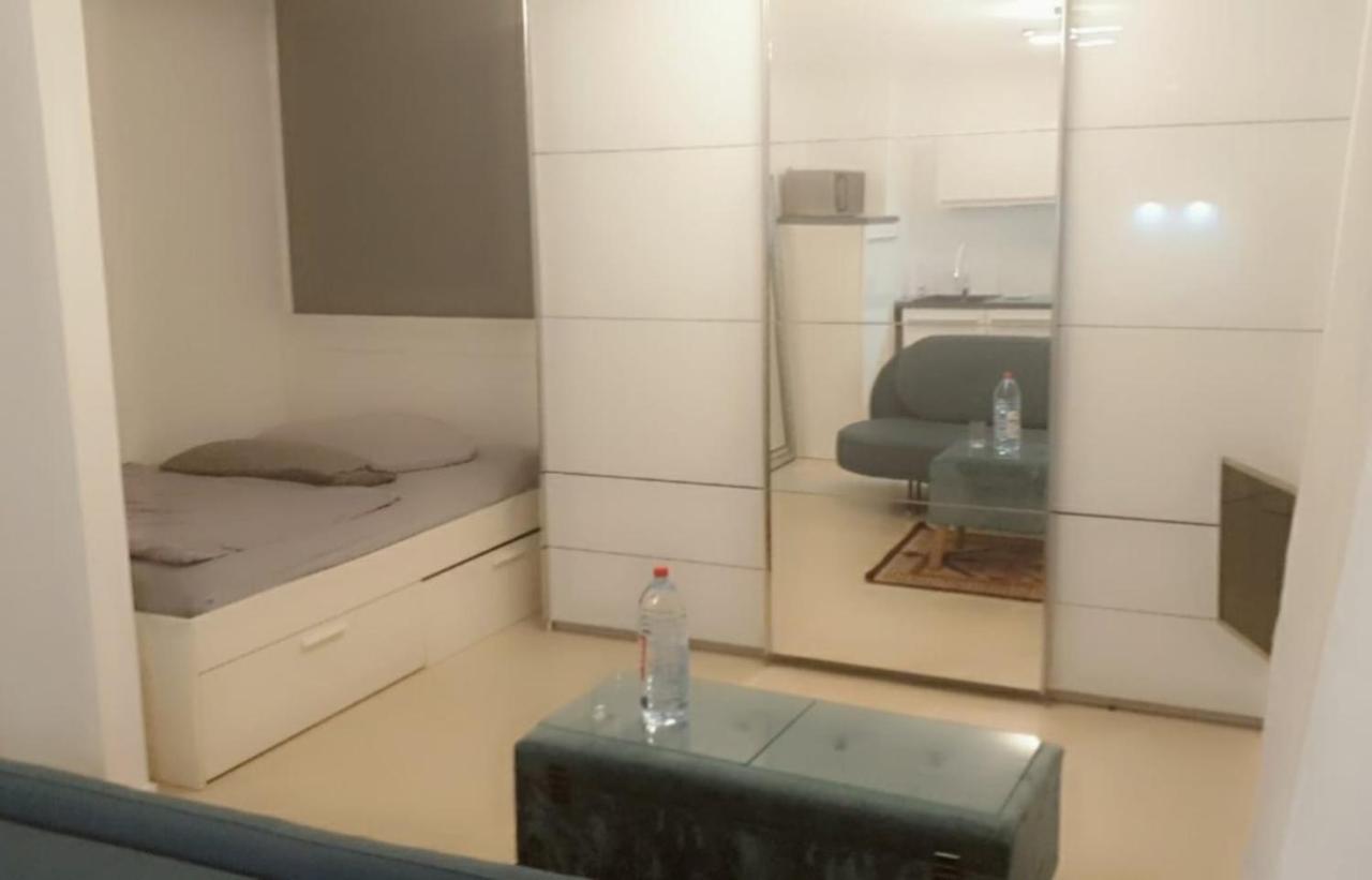 Apartment Mit Schoener, Moderner Einrichtung Cologne