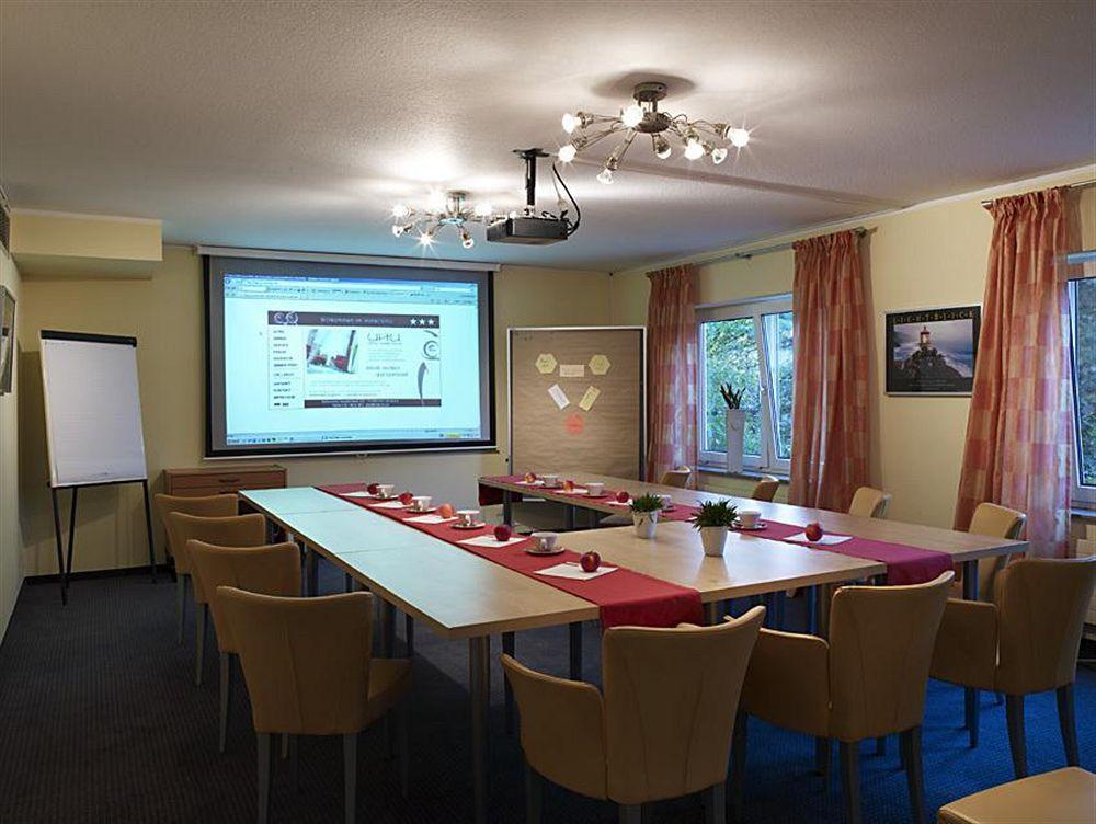Uhu Garni 3* Cologne
