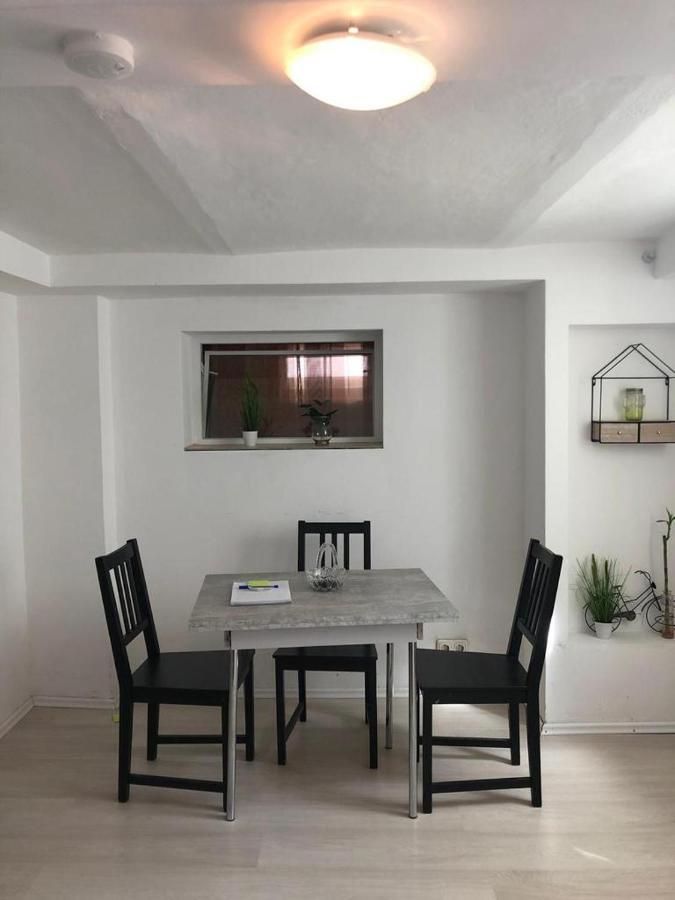 Apartamento Bescheidene Untergeschoss In Guter Lage.