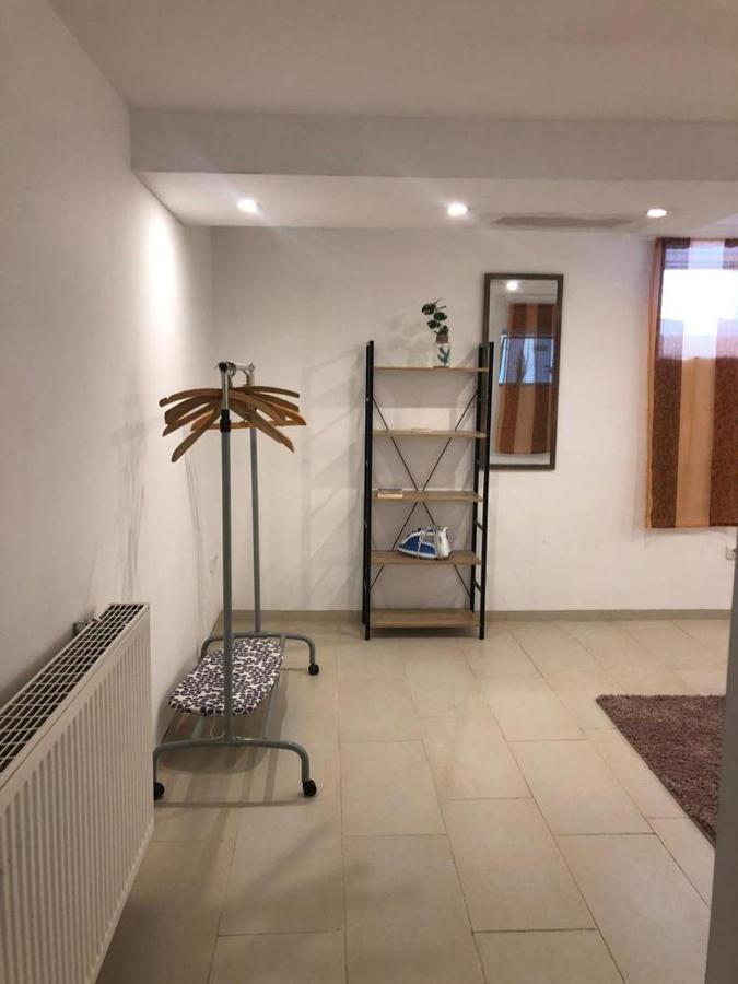 Bescheidene Untergeschoss In Guter Lage. Apartamento Colónia