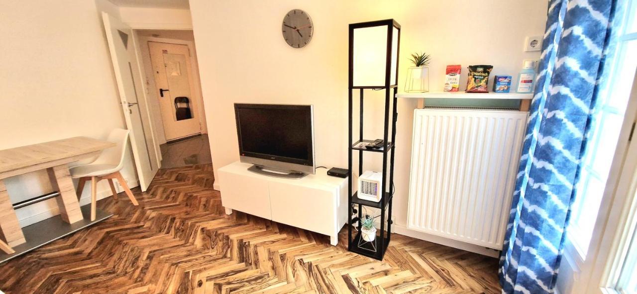 In Dellbruck Frisch Renoviert, 300 Meter Bis Zur Strassenbahn, Ruhige Lage Apartment