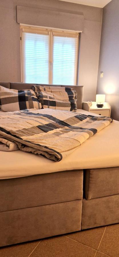 In Dellbruck Frisch Renoviert, 300 Meter Bis Zur Strassenbahn, Ruhige Lage Apartment *