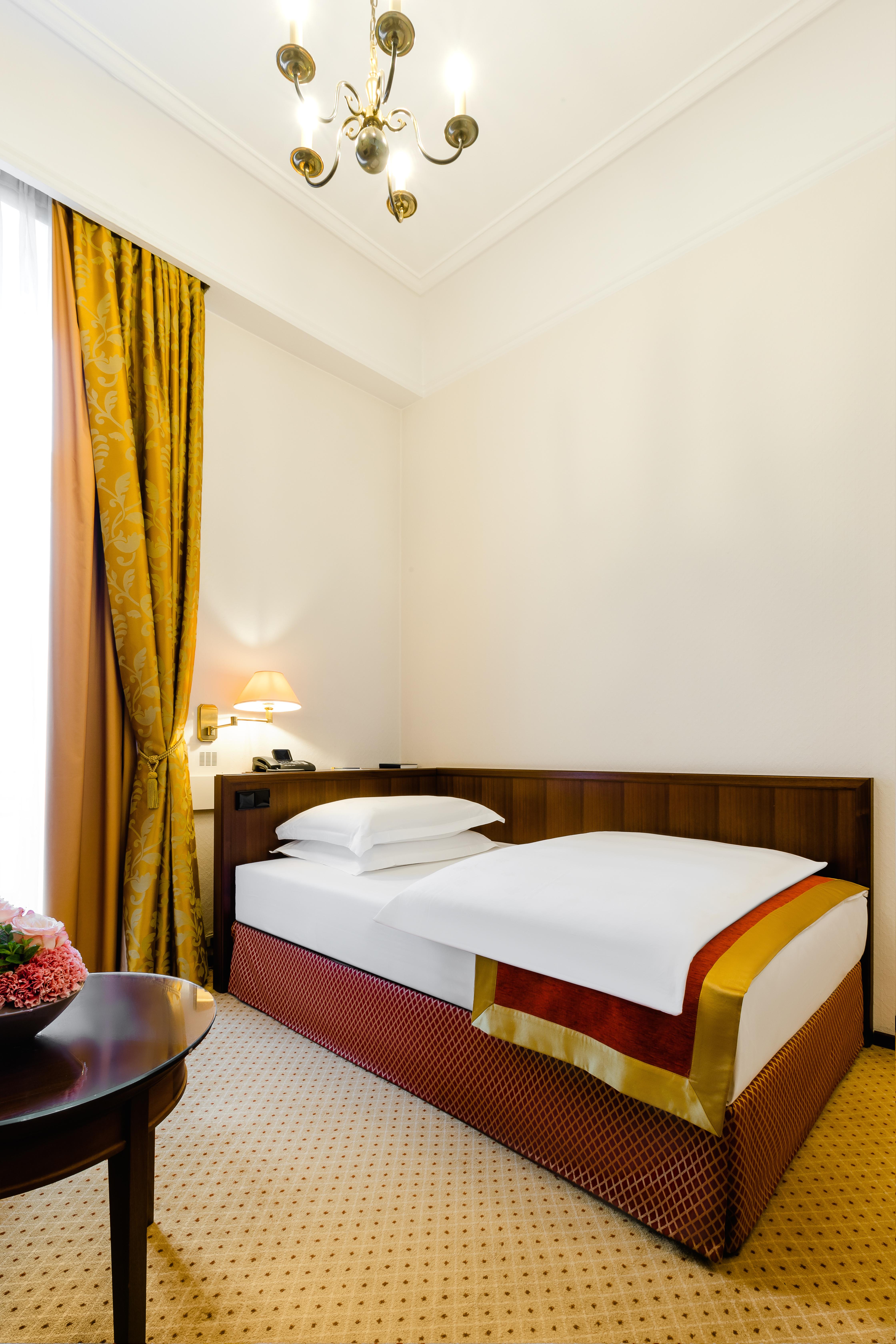 Hotel Excelsior Ernst Am Dom 5*