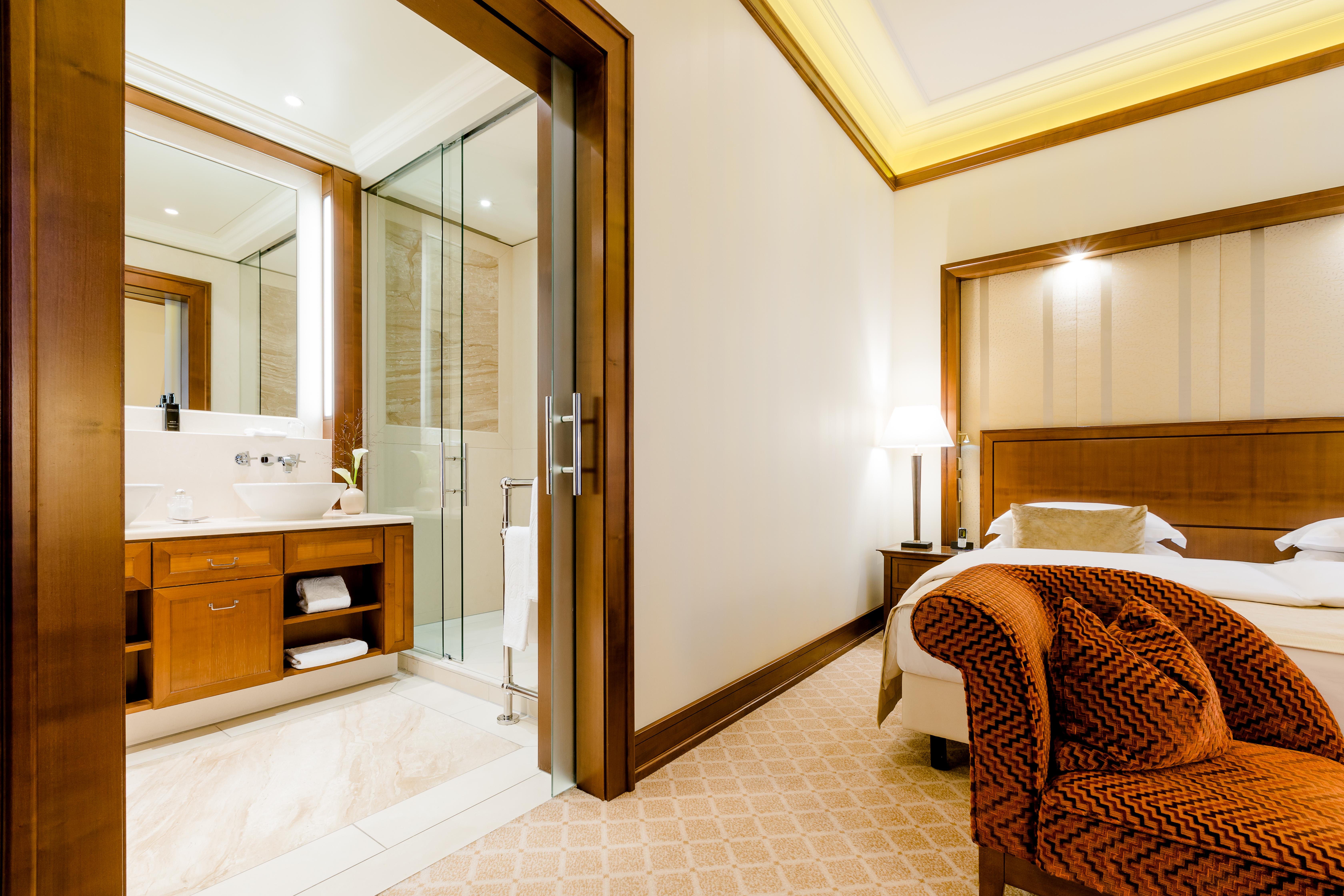 Hotel Excelsior Ernst Am Dom 5*
