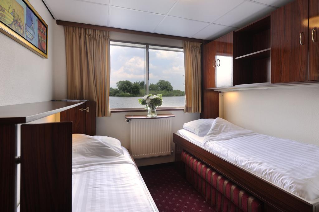 Botel Crossgates Hotelship 3 Star