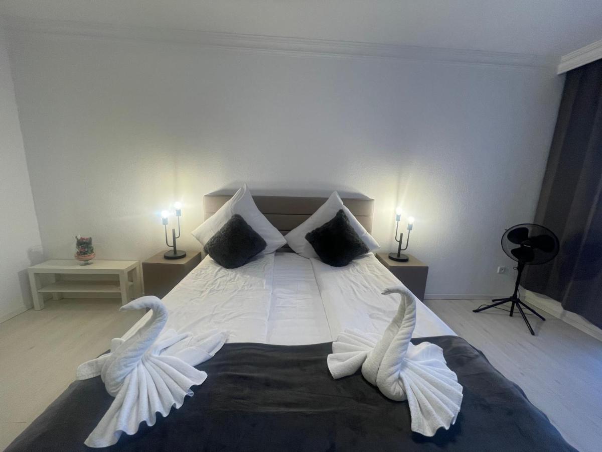Shared Apartment, Friesenplatz Apartment *