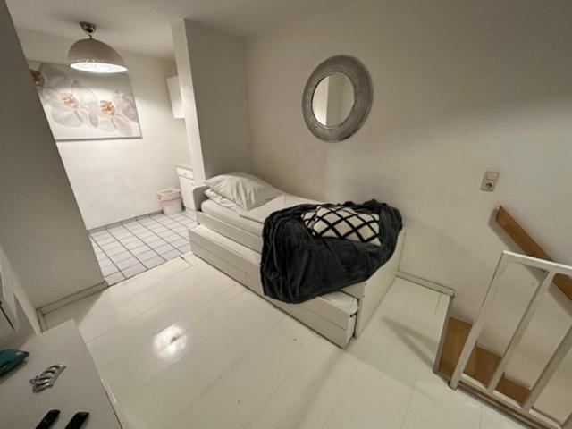 Top Lage I Schokoladenmusem I Einfaches Souterrain Apartment *