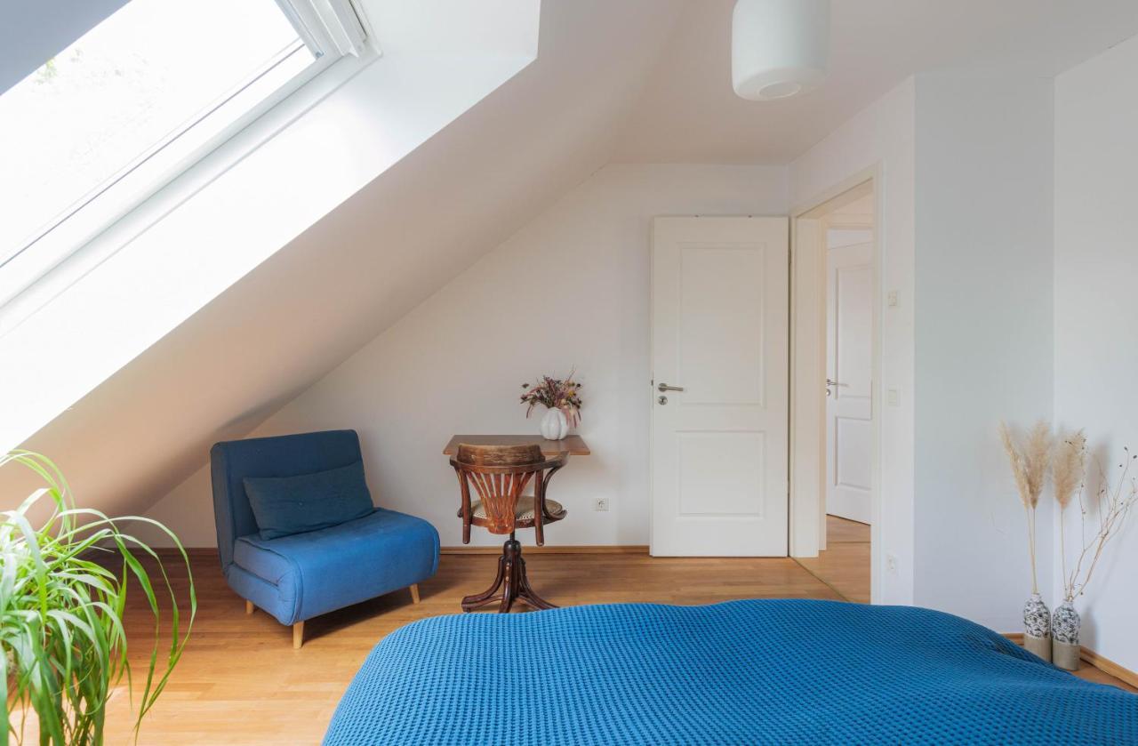 Spacious And Kids-friendly Modernized Farmhouse Near City Of