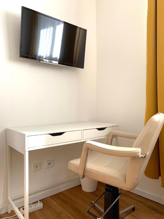 Alles Komplett - 2 Schlafzimmer, Grosse Kueche, Bad Apartment *