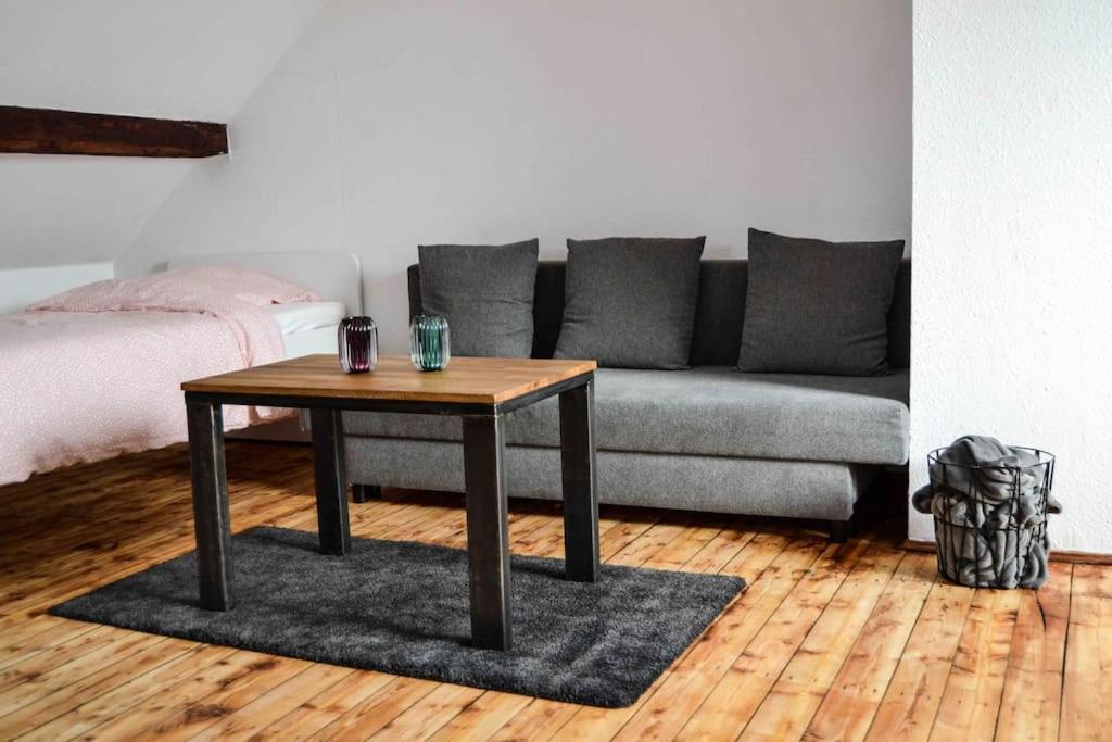 Schoene Dachgeschosswohnung Nahe Apartment *