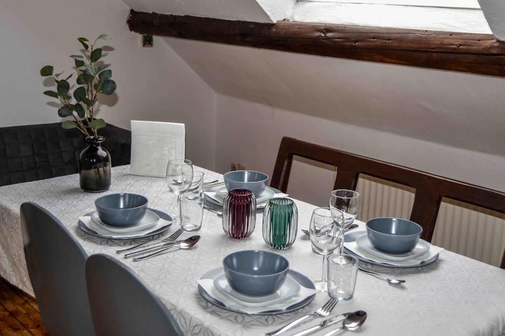 Schoene Dachgeschosswohnung Nahe Apartment *