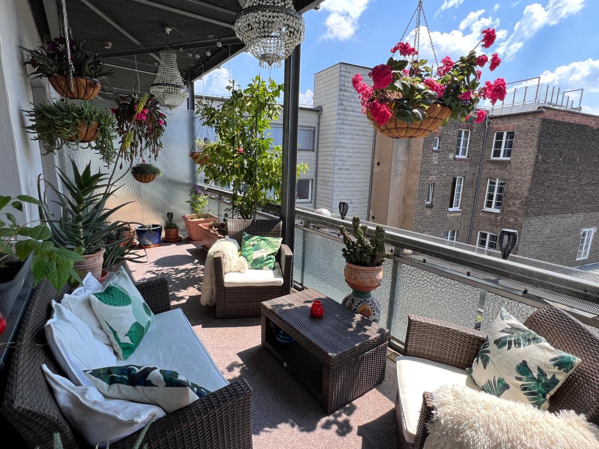 Big, Central And Charming On Schaafenstrasse